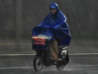 一晚上用了好几个雨伞风暴加剧雨伞均被吹坏损失惨重